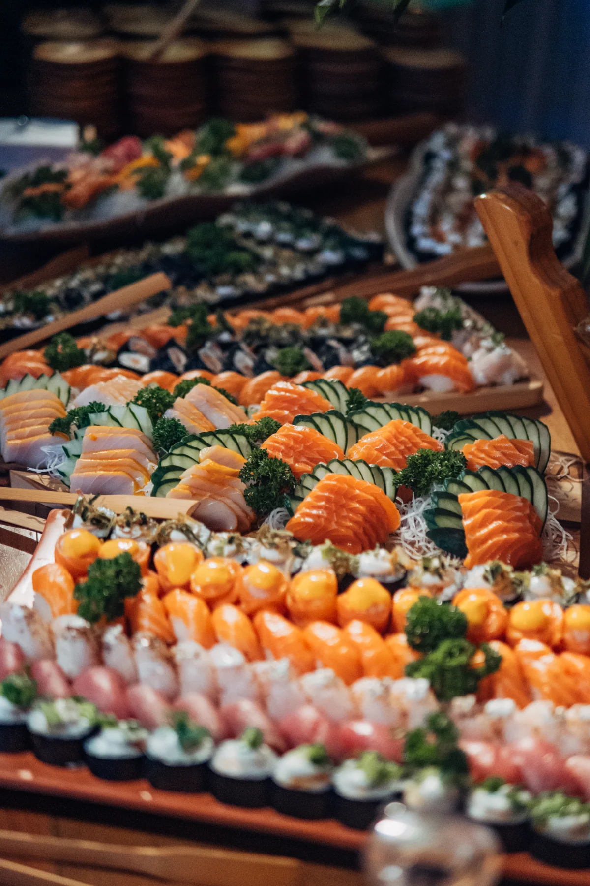 Variedade de sushi em uma mesa de buffet
