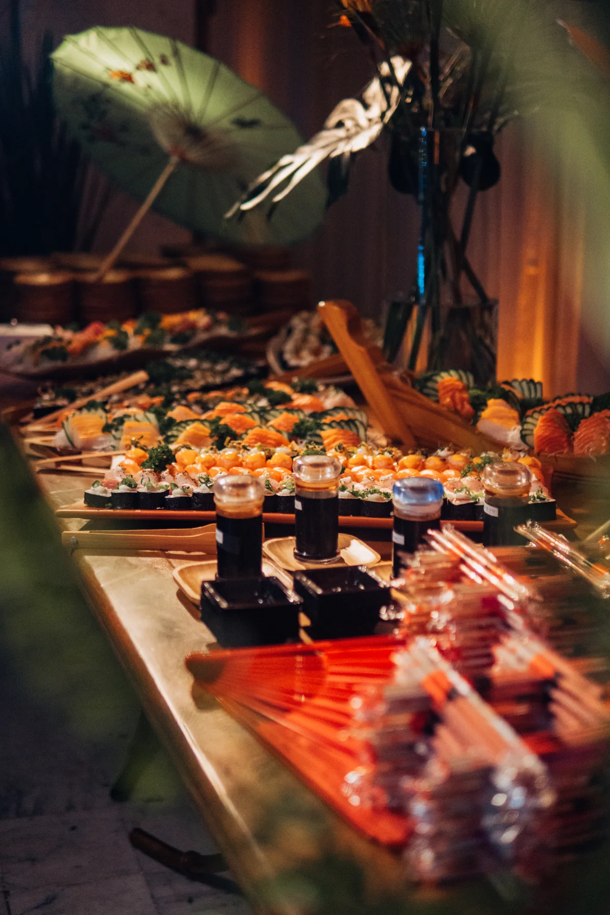 Buffet montado com apresentação cuidadosa e variedade de pratos
