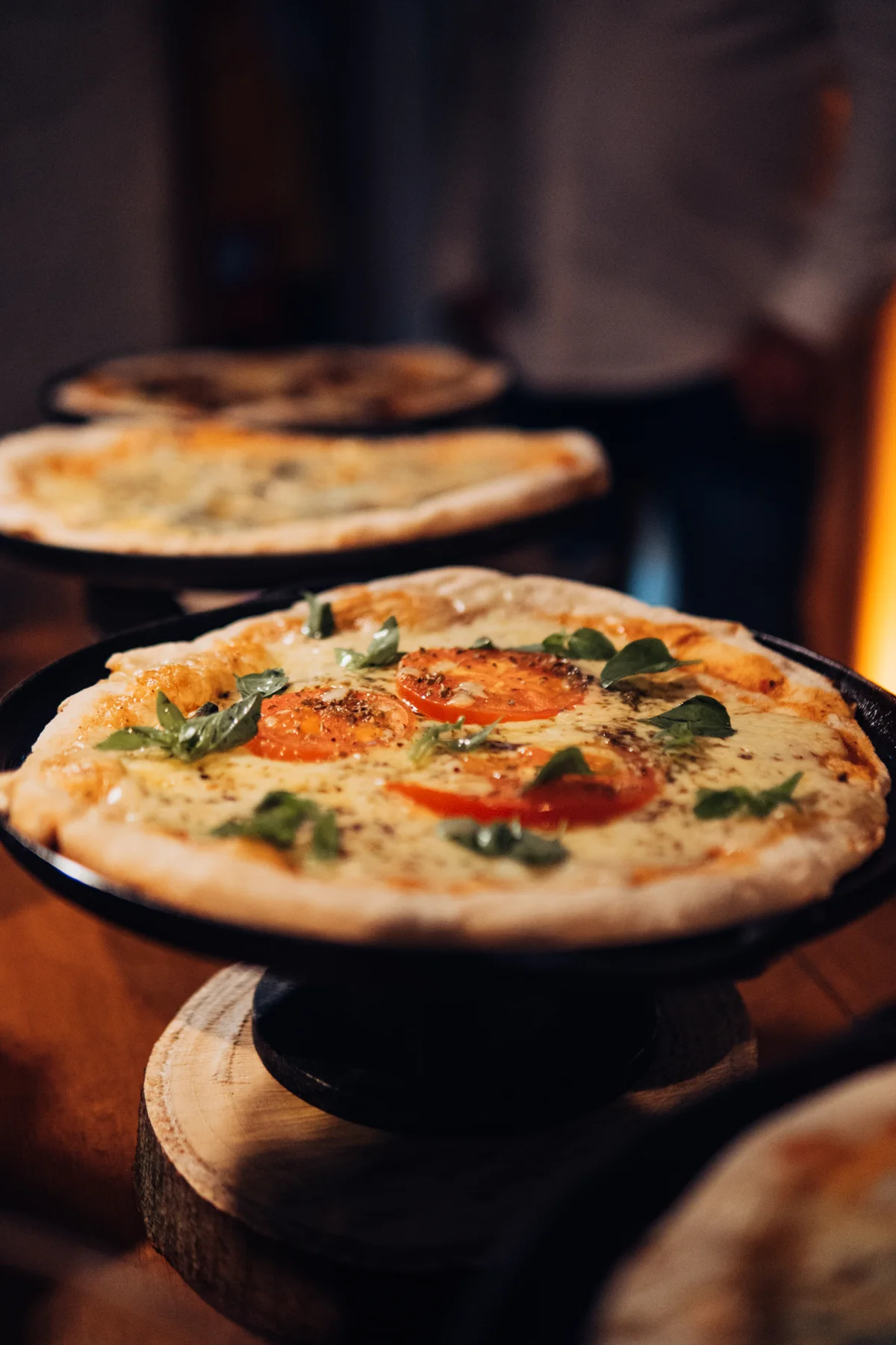 Pizza artesanal servida pela equipe Ponto Três