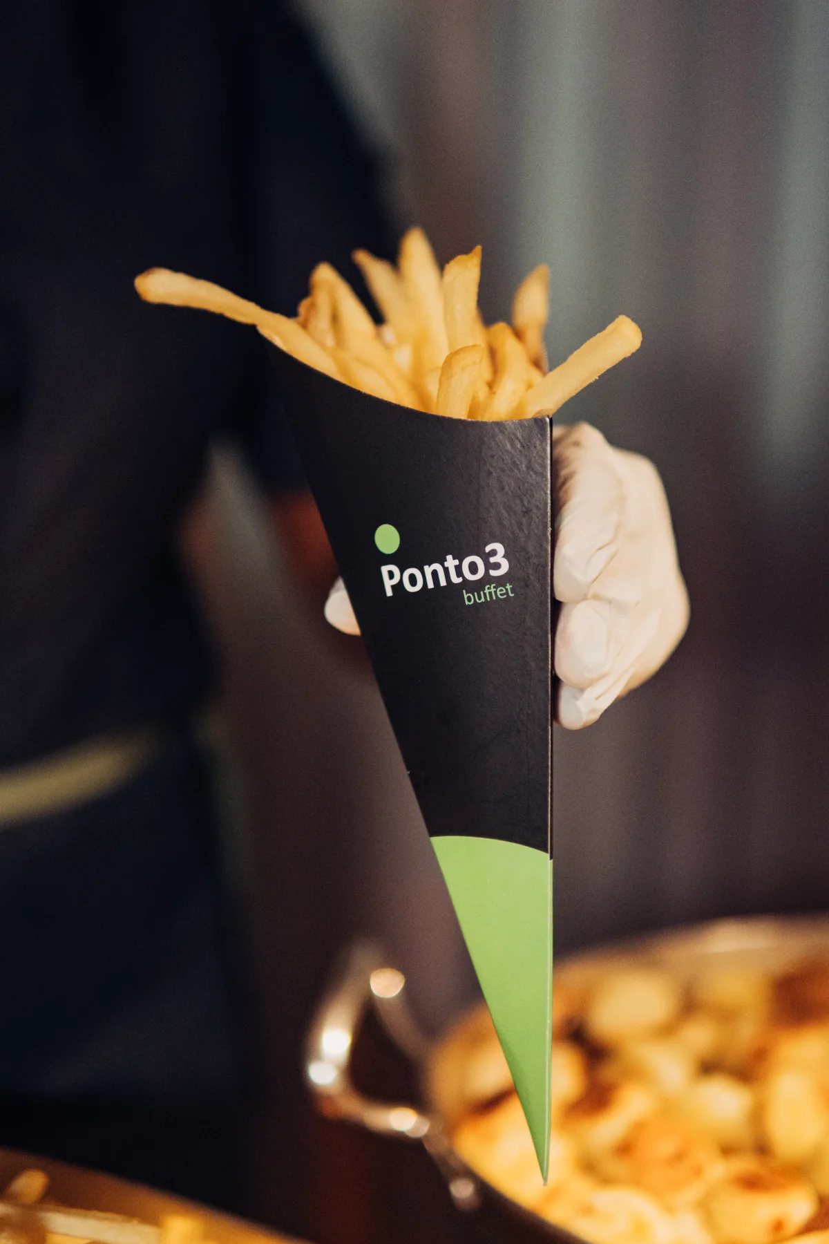 Batatas fritas servidas em embalagem Ponto Três