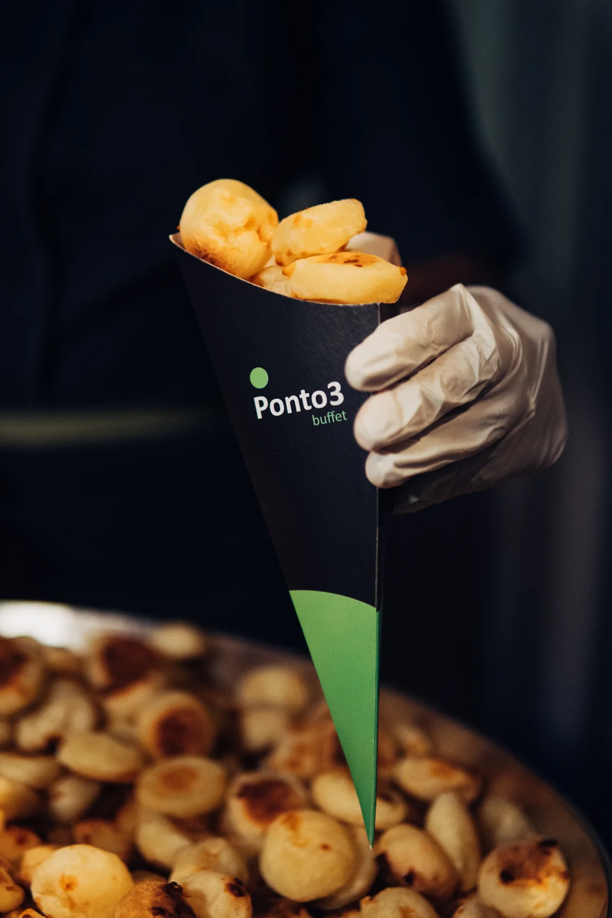 Porção servida com cuidado pela equipe de buffet