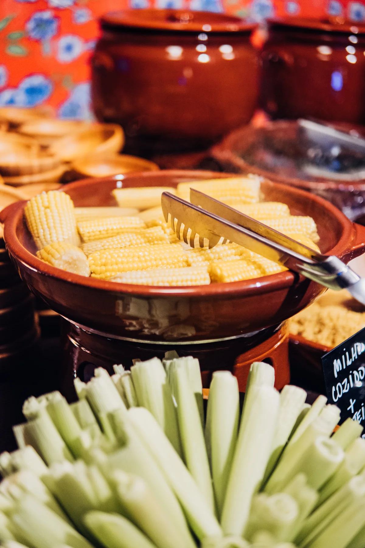 Mesa de festa junina com acompanhamentos e preparos variados