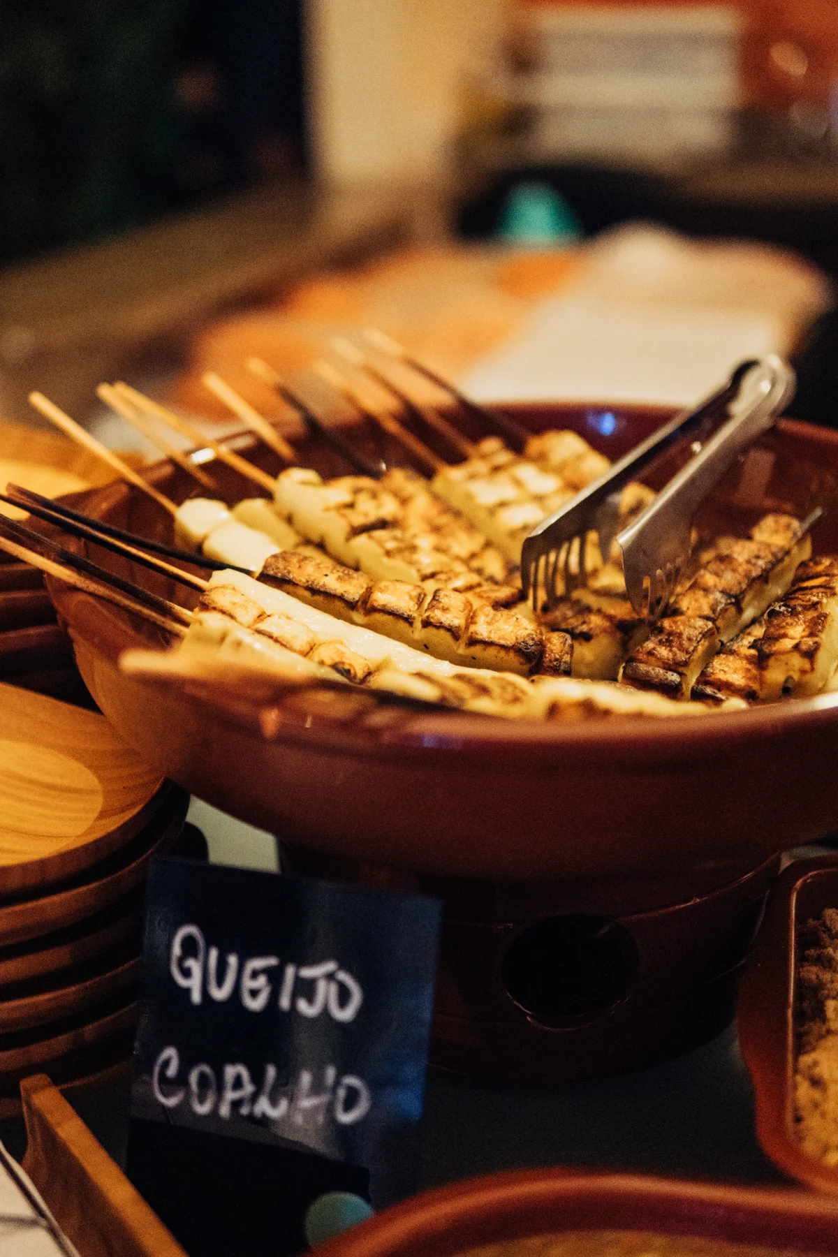 Comida de festa servida em travessa no buffet