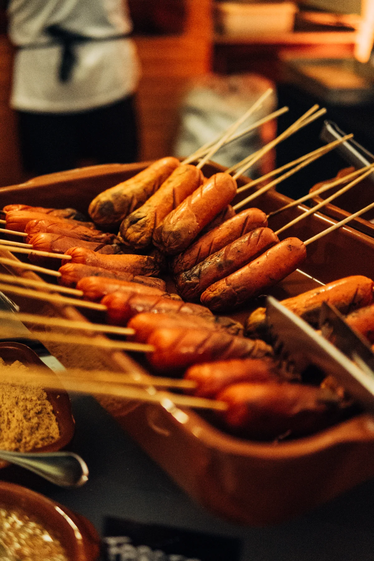 Espetinhos dourados no buffet de festa junina